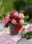 Strauß mit rosa Rosen, Schneeballbeeren und Efeu