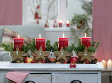 Quick advent wreath with clay pots: red candles in clay pots