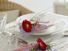 Gerbera 'Germin Grappa' (Red mini gerbera) as napkin decoration