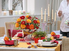 Silvester-Tischdeko mit Rosen und Gerbera