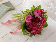 Kleiner Strauß aus Ranunculus (Ranunkeln), Pittosporum (Klebsame)