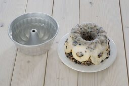 Vogelfutter-Kuchen in Gugelhupfform (3/4)