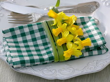 Napkin decoration with Narcissus 'Tete a Tete' (Narcissus)