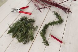 Stilisierter Tannenbaum aus Zweigen als Adventskalender 4/6