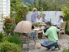 Pizza-Party auf Holz-Terrasse
