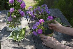 Pinkes Duftgesteck mit Rosen und Phlox (3/4)