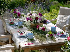 Table decoration of roses and elderberry