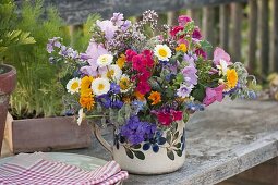 Bunter Strauß aus Blumen mit eßbaren Blüten