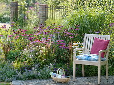 Sommerbeet mit Sonnenhut und Gräsern