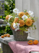 Orange-weißer Strauß aus Dahlia (Dahlien), Cosmos (Schmuckkörbchen)