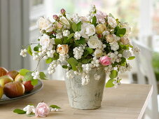 Strauß aus Symphoricarpos (Schneebeere, Knallerbse) und Rosa (Rosen)