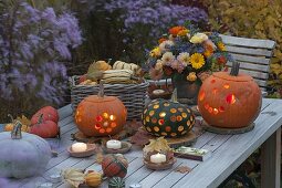 Herbstliches Arrangement mit Kürbissen auf Holztisch