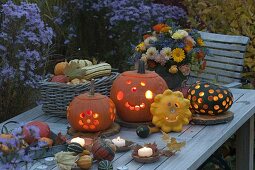 Herbstliches Arrangement mit Kürbissen auf Holztisch