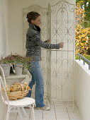 Screen for autumn balcony with Hedera (ivy), Calluna 'Annette'