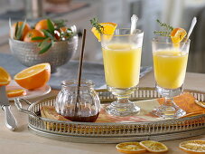 Heißer Orangensaft in Groggläsern, Orangen - Stücke