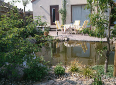 Gartenansicht mit Terrasse und Teich