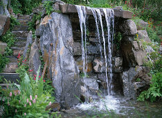 Wasserfall aus Natursteinen