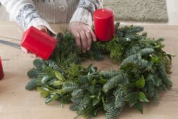 Mixed advent wreath with red candles (5/10)