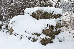 Gras-Sofa aus Baustahlmatten und Hasendraht verschneit im Winter