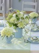 Weiße Frühlings-Tischdeko mit Blütenzweigen