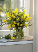 White-yellow spring bouquet: Tulipa 'Strong Gold', Viburnum tinus
