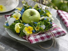 Kranz aus Kräutern und eßbaren Blüten