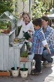 Aussaat mit Kindern auf der Terrasse