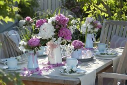 Rosa-weiße Pfingstrosen - Tischdeko auf der Terrasse