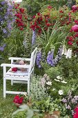 Rosa 'Flammentanz' (Kletterrosen), Delphinium (Rittersporn)