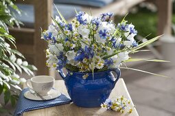Blau-weißer Frühsommerstrauß: Campanula persicifolia (Glockenblumen)