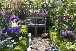 Bauerngarten mit blühenden Stauden und Sommerblumen