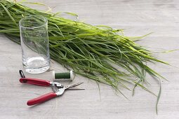 Grass-wrapped glass as a vase (1/4)