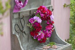 Kranz aus Blüten von Pelargonium (Geranien) und Blättern von Duftgeranien