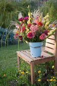 Herbstlicher Strauß aus Gladiolus (Gladiolen), Zinnia (Zinnien), Antirrhinum