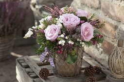 Herbststrauß mit Rosa (Rosen), Calluna (Besenheide), Symphoricarpos