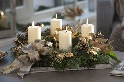 Weiß-goldener Adventskranz mit weißen Kerzen