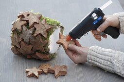 Übertöpfe mit Holzsternen selbermachen 4 /5