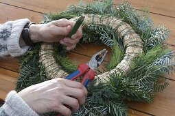 Gemischten Adventskranz binden 4/7