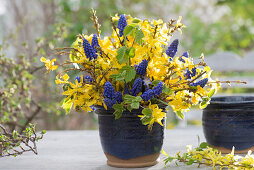 Blau-gelber Frühlingsstrauß mit Forsythia (Goldglöckchen)