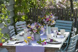 Sommertischdeko mit Rosa (Rosen), Scabiosa (Witwenblumen), Campanula