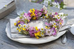 Wiesenkranz: Rosa (Rosen), Kamille (Matricaria), Coronilla