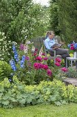 Paeonia (Pfingstrosen), Digitalis (Fingerhut), Alchemilla (Frauenmantel)