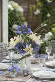 Blue white table decoration with decorative lilies and lilies