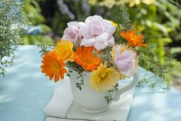 Kleiner Strauss aus Calendula (Ringelblumen), Rosa (Rosen)