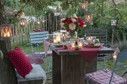 Gedeckter Tisch unterm Baum im Garten