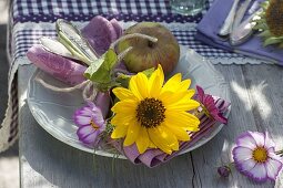 Tischdeko mit Sonnenblumen, Schmuckkörbchen und Äpfeln