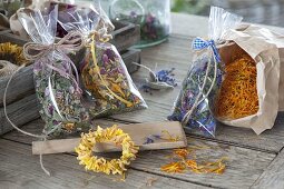 Selbst zusammengestellte Tee-Mischungen aus getrockneten Blüten