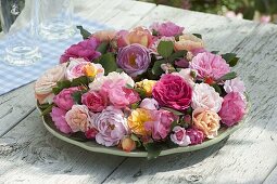 Arranged wreath of freshly cut Rosa (roses)