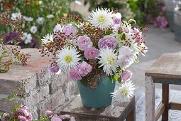 Rosa-weisser Spätsommerstrauss mit Dahlia (Dahlien) und Rosa