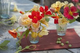 Kleiner Strauss aus Rosa (Rosen), Tropaeolum (Kapuzinerkresse) und Malus